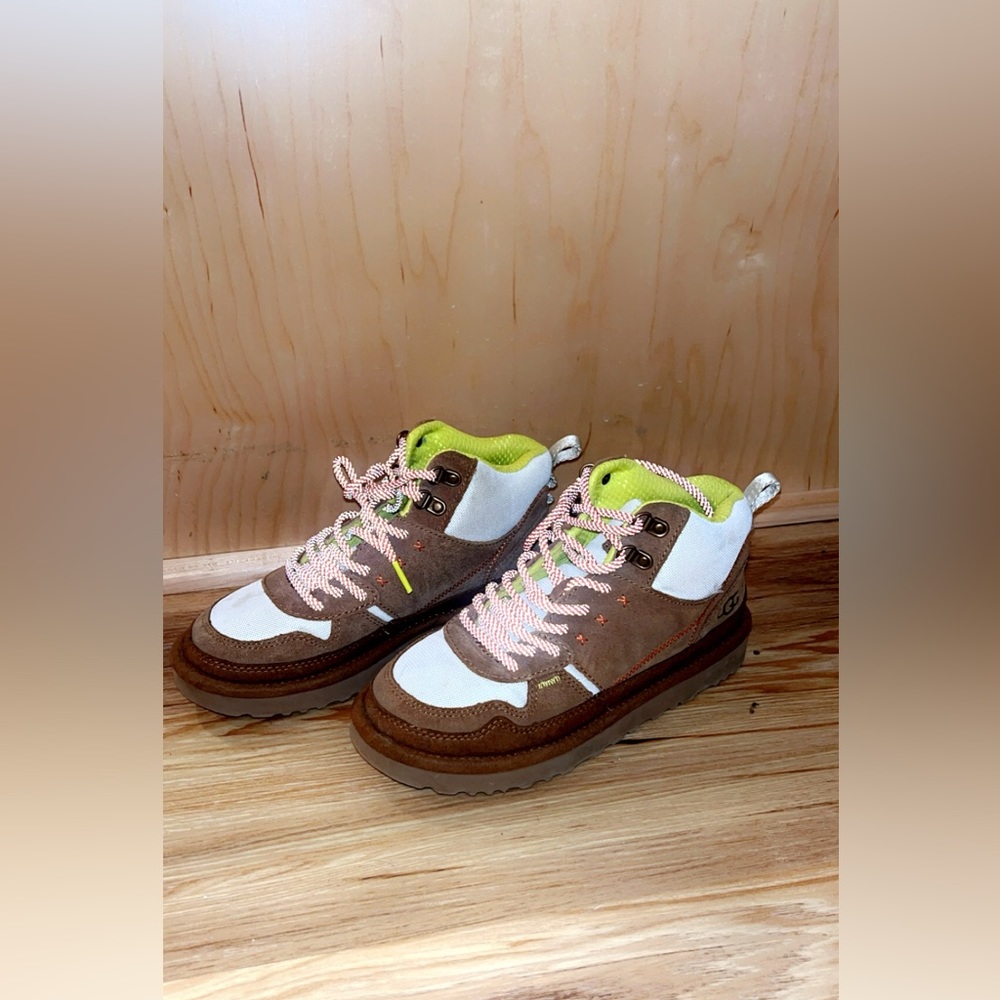 Ugg special edition sneaker’s size 7